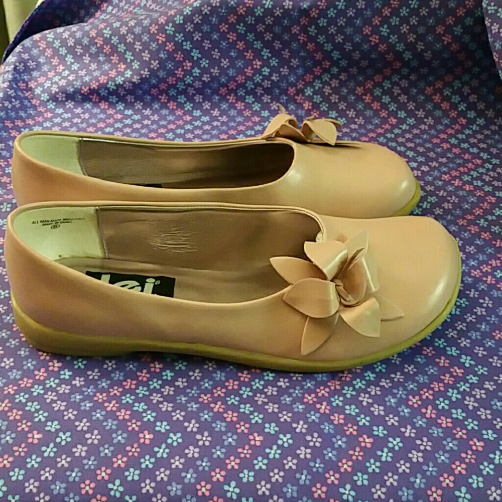 l.e.i. Gerrie Mauve flats size 6  Never worn!!